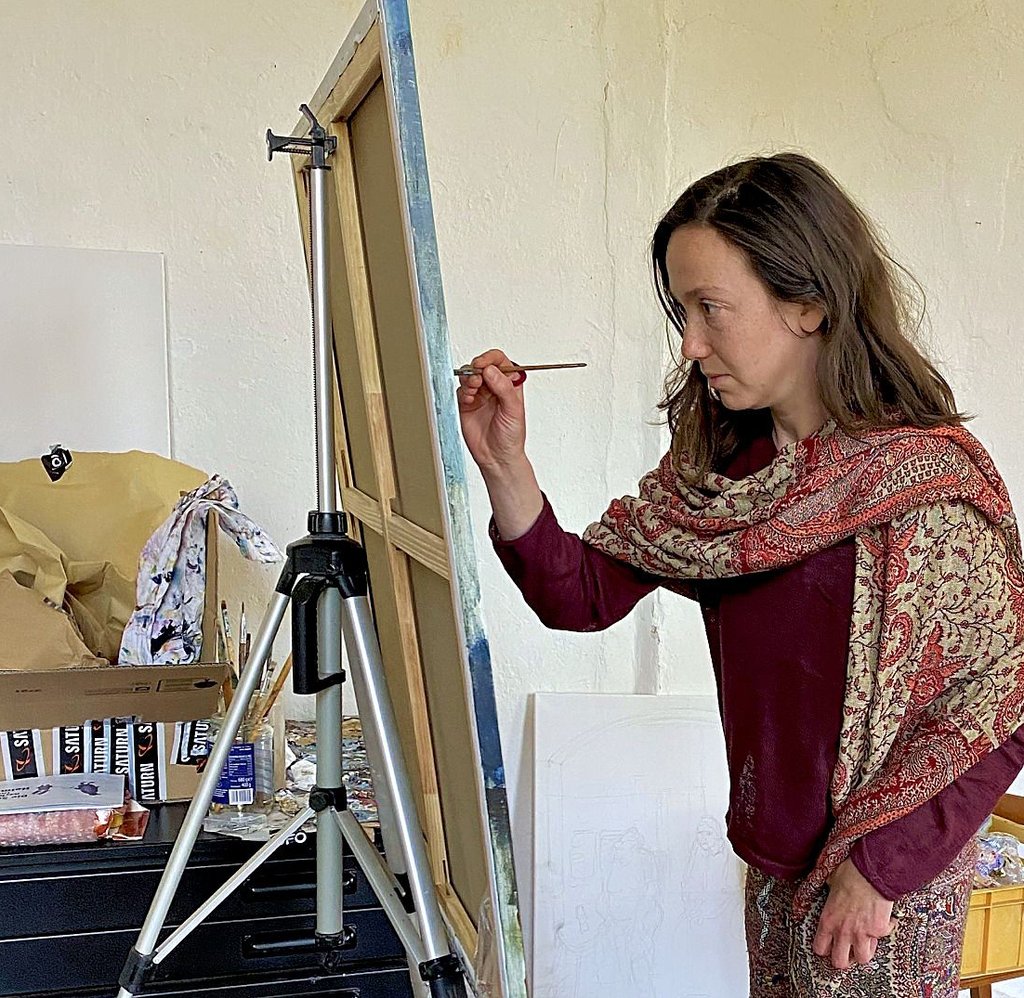 Alica Khaet an ihrer Staffelei. Was sie dort zeichnet, können Interessierte am 22. Mai zum Tag der Offenen Ateliers beim Röderhofer Kunstverein herausfinden.
