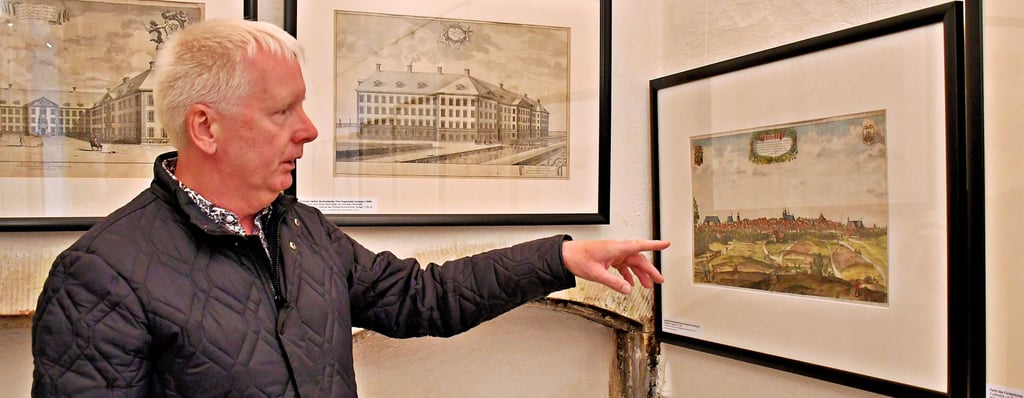 Dirk Herrmann, Vorsitzender des Zerbster Schlossvereins, zeigt einen der drei neuen Kupferstiche, die ab sofort im Schloss zu sehen sind.