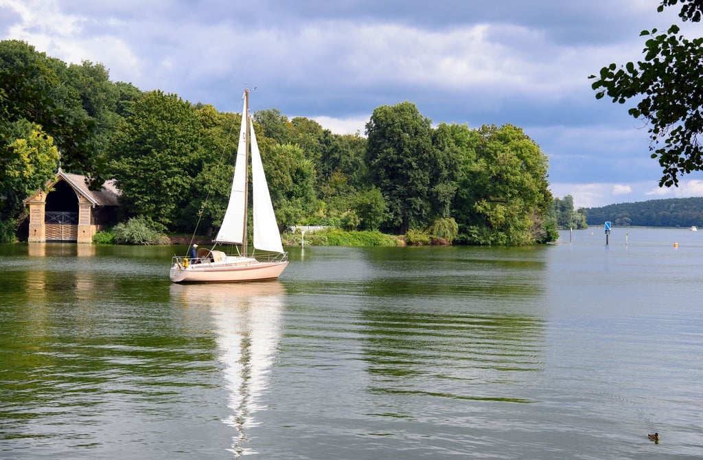 Für Segeltörns wie hier auf der Havel bei Berlin benötigen Freizeitkapitäne in der Regel einen entsprechenden Sportbootführerschein.