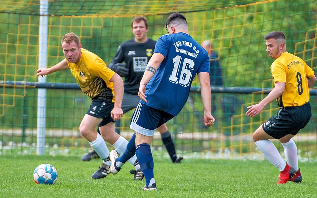 Kenny Kobylka (Nummer 16), der hier vor dem Mertendorfer Johannes Vogt (l.) schießt, brachte Großkorbetha gegen das Team seines Vaters Ralf in Führung.