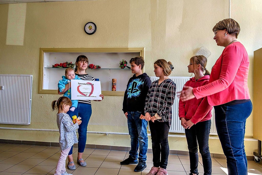 Der Spendenscheck für die eine ukrainische Familie war nur symbolisch. Das Geld steckte in der Sparbüchse.