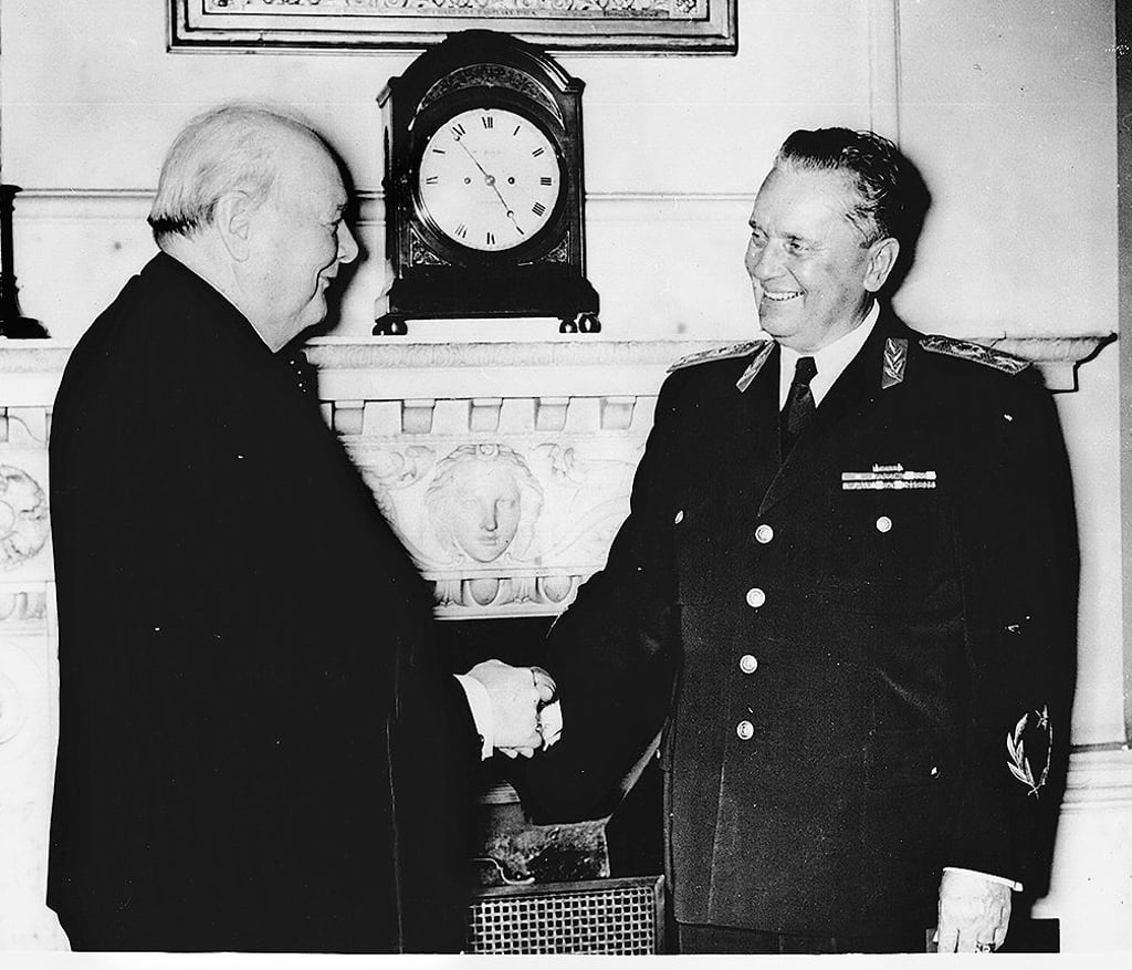 Nach anfänglicher Skepsis durch Winston Churchill (l.) wird schließlich daraus eine große Politikerfreundschaft. Am 16. März 1953 empfängt der britische Premier Tito in seinem Amtssitz in London, Downing Street Nr. 10.