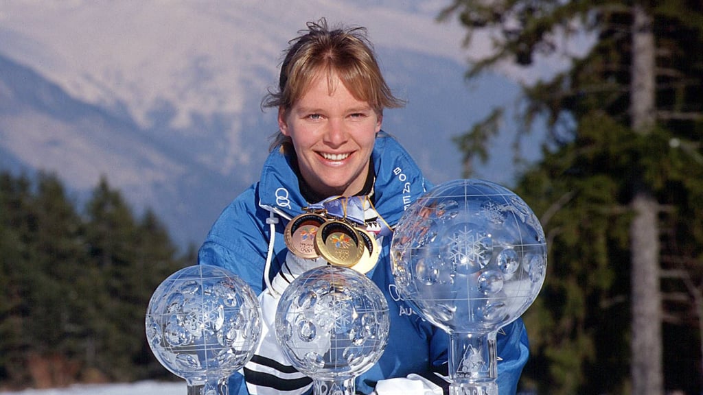 Skistar Katja Seizinger präsentiert 1998 ihre Weltcup-Trophäen.