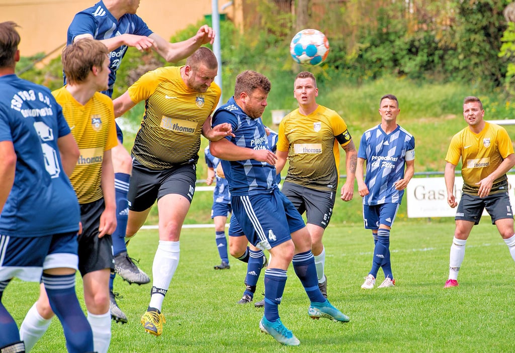 Wuchtiger Kopfball des Mertendorfers Manuel Willem (4.v.l.) im Kreisoberliga-Heimspiel gegen den TSV Großkorbetha. Die Wethautaler verlieren mit 2:3 und haben weiter fünf Zähler Rückstand zum rettenden Ufer.