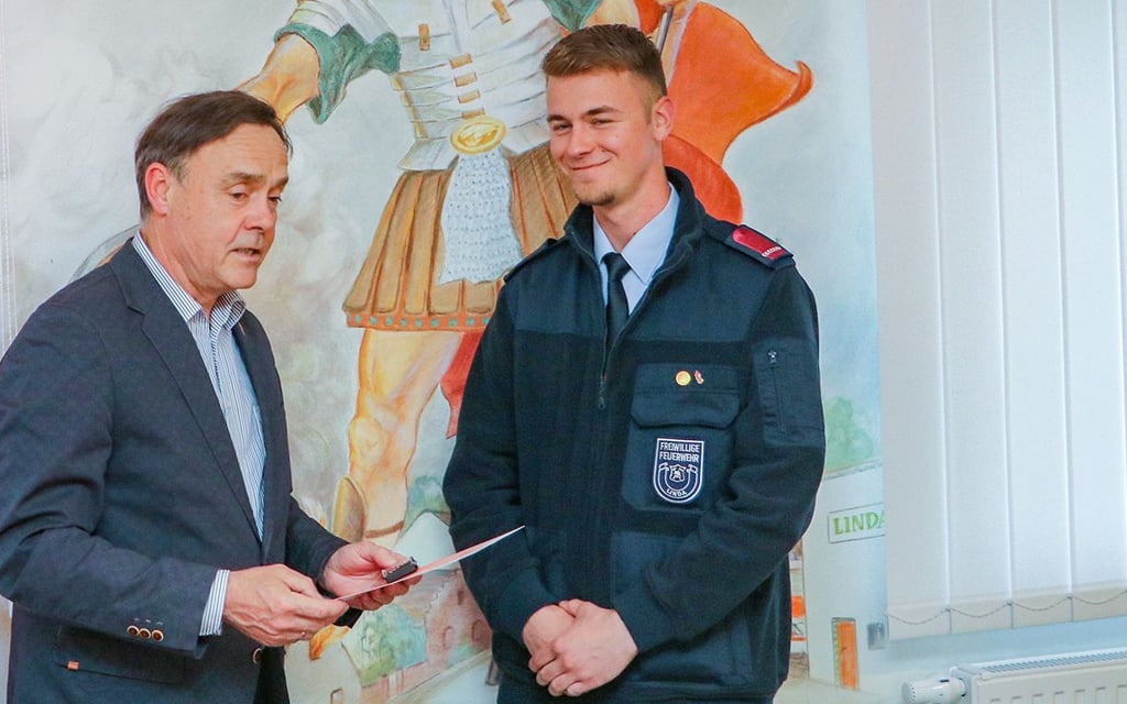 Gleich zwei erfreuliche Anlässe gibt es bei Jonas Peters. Er wird für zehn Jahre Mitgliedschaft in der Feuerwehr geehrt und zum Oberfeuerwehrmann befördert.