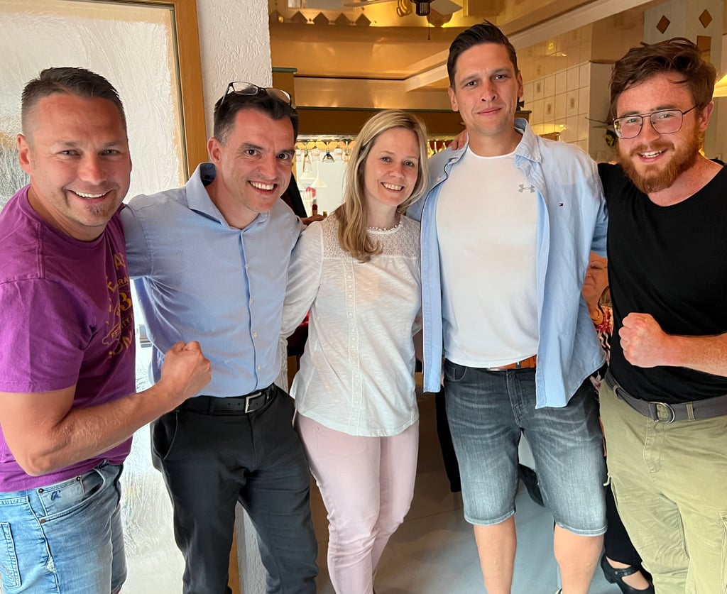 Hendrik Mahrholdt (2.v.l.), seine Frau Jana, SPD-Fraktionschef Roger Stöcker, der Vorsitzende des Vereins "Hecklingen - gemeinsam Zukunft gestalten", Marco Berger (r.) und Schneidlingens Ortsbürgermeister Martin Zimmermann (l.) waren vom Wahlsieg überwältigt.