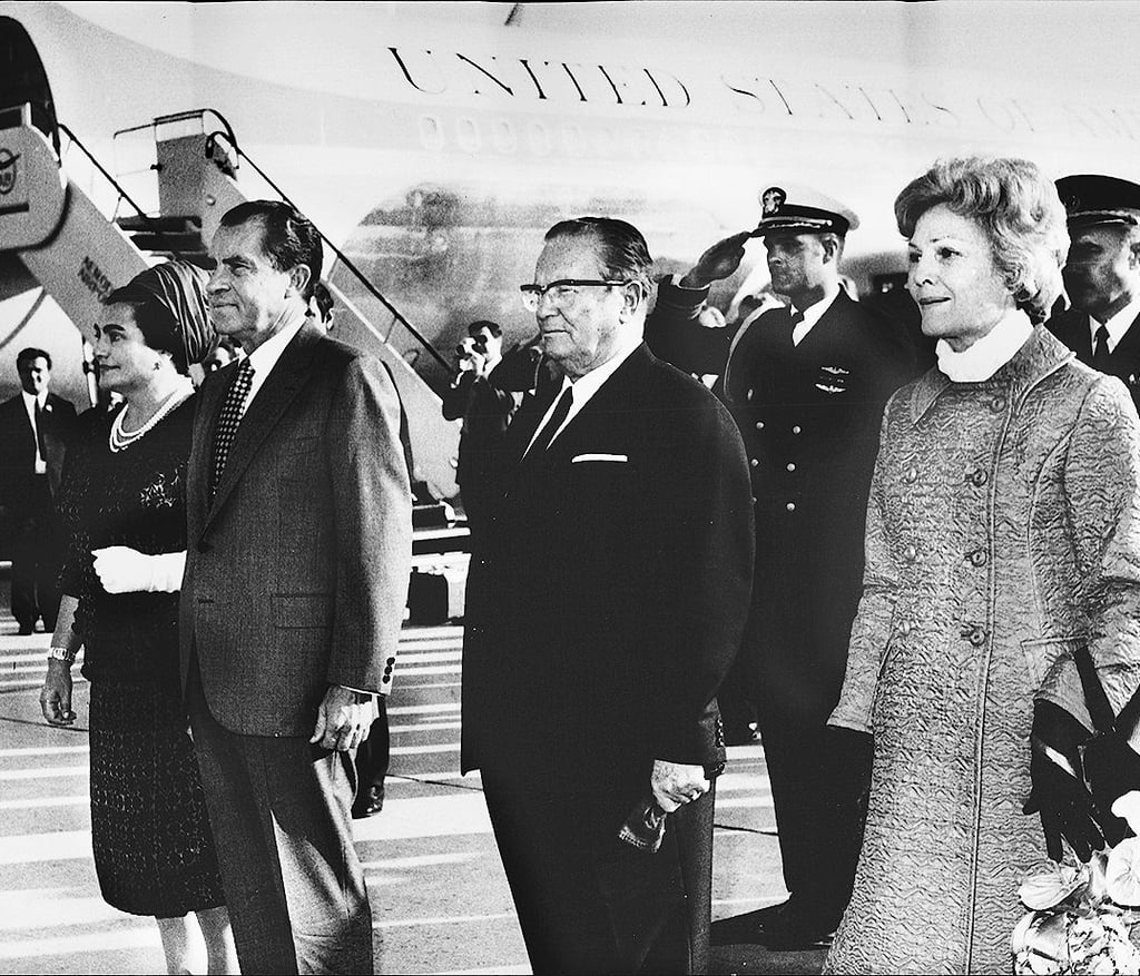 US-Präsident Richard Nixon (l.) und dessen Frau Patricia (g. r.) werden am 9. September 1970 von Tito und dessen Frau Jovanka (g. l.) auf dem Flughafen in Belgrad empfangen.