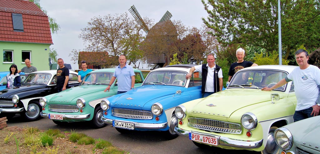 Die Wartburg-Coupe-Freunde hielten auf der Tour nach Magdeburg an Auerbachs Mühle. Organisator war Michael Wesemann (3.v.r.).