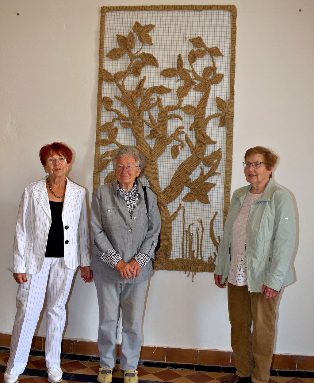 Der Baum der Lebensfreude, der über mehrere Etappen als Gemeinschaftsarbeit in der Kulturwerkstatt Gommern entstanden ist, wurde am Sonntag zum Gottesdienst von Giesela Scheffler, Brigitte Bauerschäfer und Jutta Lehmann (v.l.) offiziell übergeben.