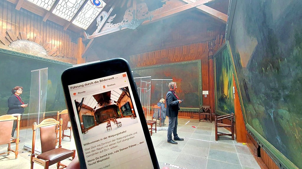 Wer sich keinen Audioguide an der Kasse ausleihen möchte, kann auch sein Smartphone nutzen, um in  Goethes Faust einzutauchen. 