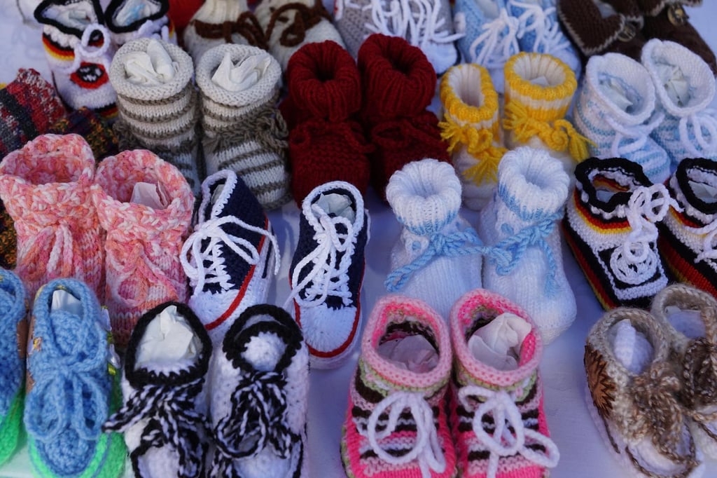 Wenn der Kinderwunsch unerfüllt bleibt, sind Nachfragen oft schmerzhaft für die Betroffenen. Auch Geschenke wie Kinderspielzeug oder Babyschühchen werden dann als übergriffig empfunden. Wie bei Carolin aus Magdeburg. Symbolbild: