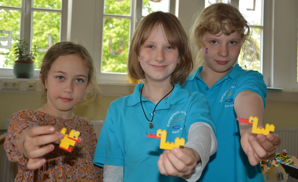 Frieda (7), Leonie (9) und Bella (7) bastelten beim Tag der offenen Tür an der evangelischen Grundschule im Rahmen einer Rallye durchs Schulhaus Enten.