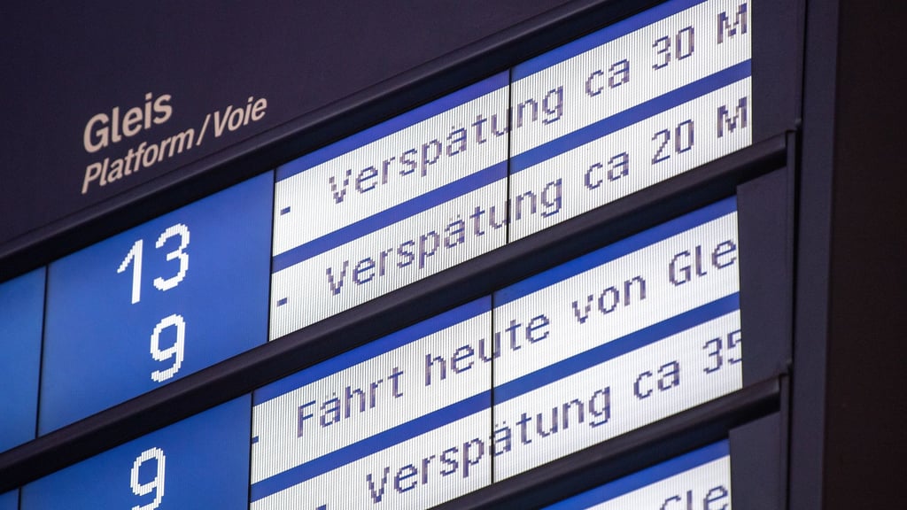 Grund für die Verzögerungen und Ausfälle sind laut Bahn Modernisierungsarbeiten. Foto: Fabian Sommer/Symbol/