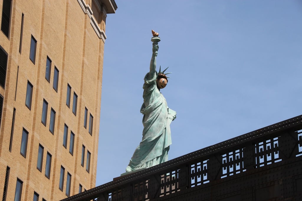 Eine der Freiheitsstatue ähnlich sehende Skulptur auf New Yorks High Line - mit Comic-Gesicht.