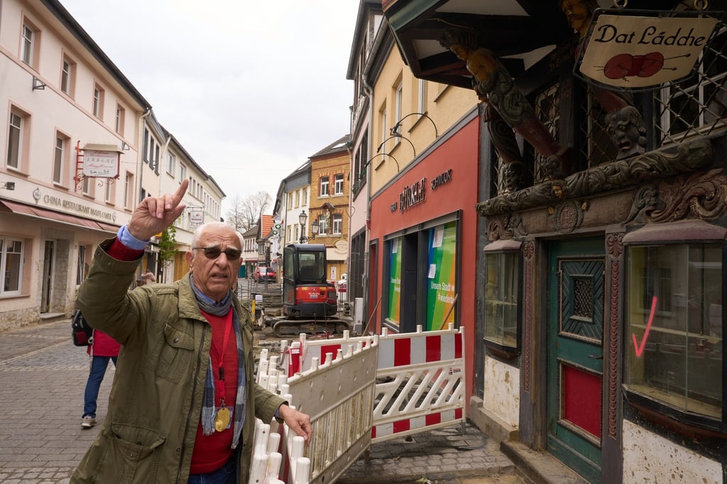 Gästeführer Rudolf Schulte-Sasse steht in der Fussgängerzone, deren Geschäfte gerade wieder aufgebaut werden. Nach dem Hochwasser können Besucher im Ahrtal vieles über die Flutkatastrophe erfahren.