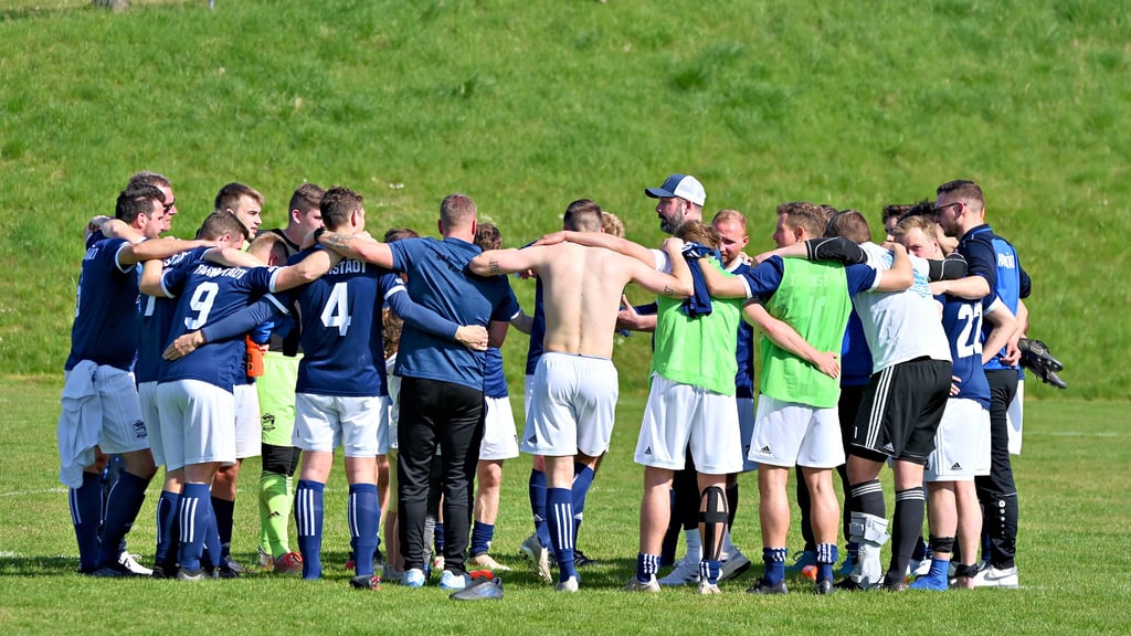 Die Kicker von Blau-Weiß Farnstädt feierten nach dem Abpfiff drei wichtige Punkte im Kampf gegen den Abstieg.