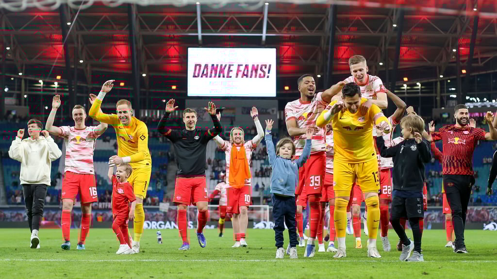 Heim-Abschlussjubel: Spieler von RB Leipzig mit Keeper-Nachwuchs.