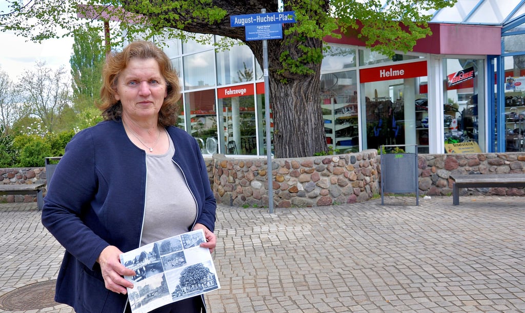 Karin Weingart auf dem August-Huchel-Platz in Osterburg.