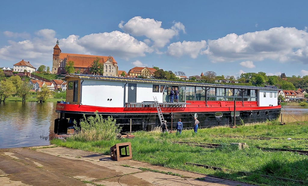 In der vergangenen Woche ist die zu einem Restaurantschiff umgebaute „Hoffnung“ auf der Havelberger Kiebitzberg-Werft zu Wasser gelassen worden.