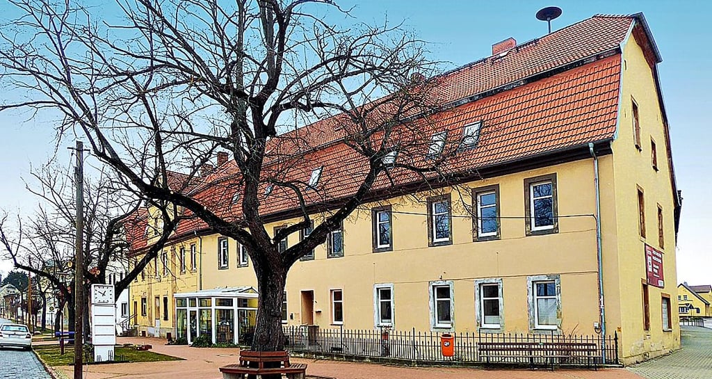 Im Osternienburger Land (Landkreis Anhalt-Bitterfeld) kann für ein ehemaliges Gutshaus ab 39.000 Euro mitgeboten werden.