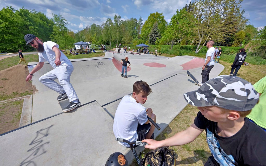 Neben dem Fitnessparcours ist die Skaterbahn das Herzstück der neuen Freizeitanlage. Freaks zeigen schon einmal allerhand Kunststücke.