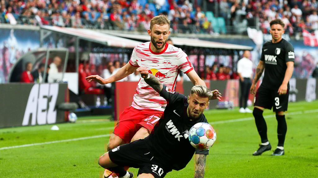 Antreiber unter sich: Konrad Laimer gegen Augsburgs Niklas Dorsch.