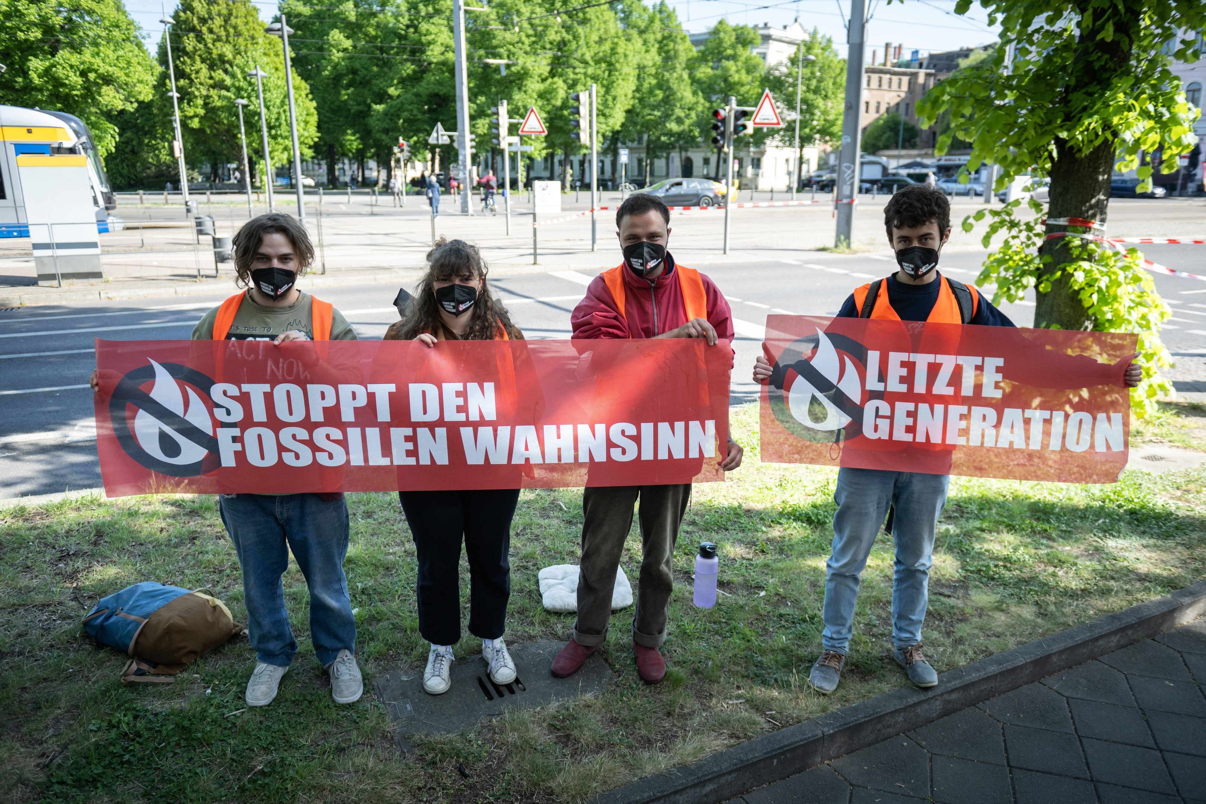 Letzte Generation In Leipzig: Klimaaktivisten Kleben Sich An Straße Fest