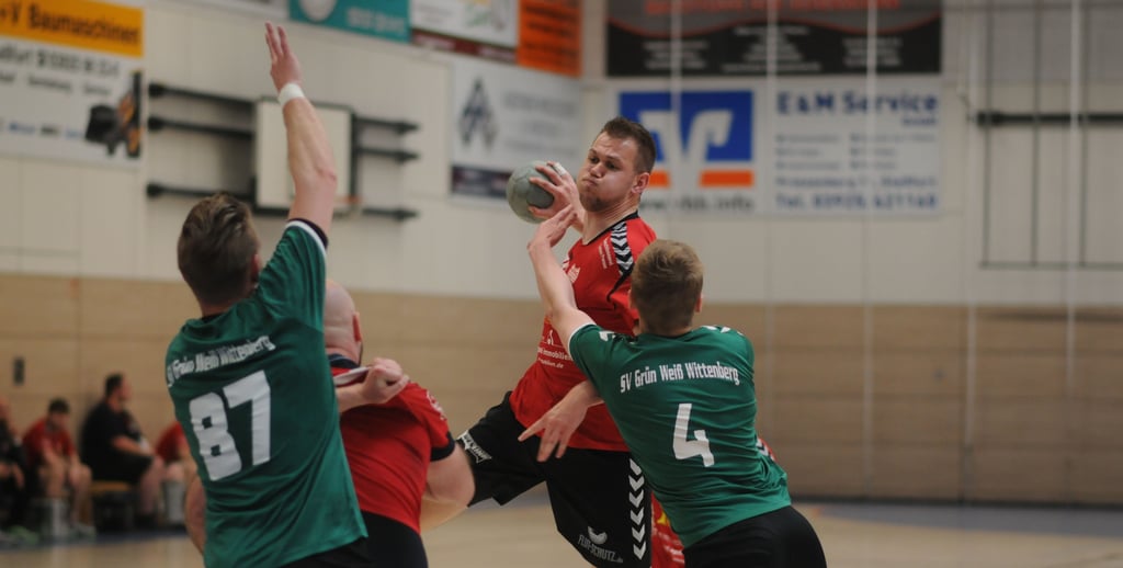 Niklas Zimnick (am Ball) war mit neun Toren – gemeinsam mit Tino Korin – bester Werfer von Rot-Weiss Staßfurt II.