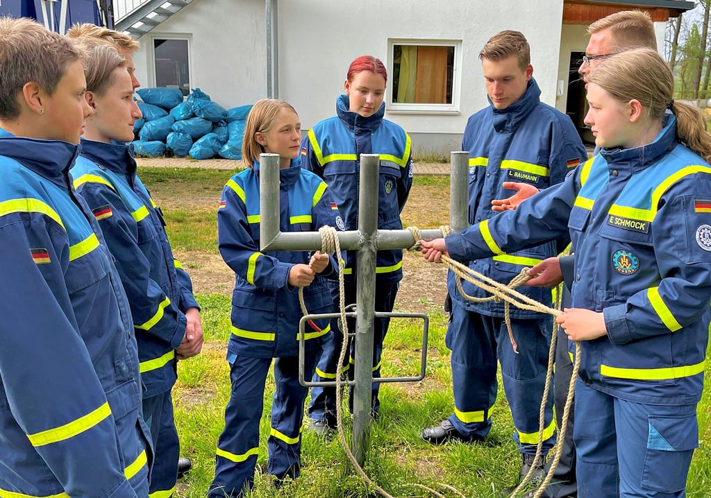 Die jungen Helfer des Ortsverbandes Quedlinburg des THW demonstrieren Stiche und Bunde, wie es am Knotenplatz fachmännisch heißt.