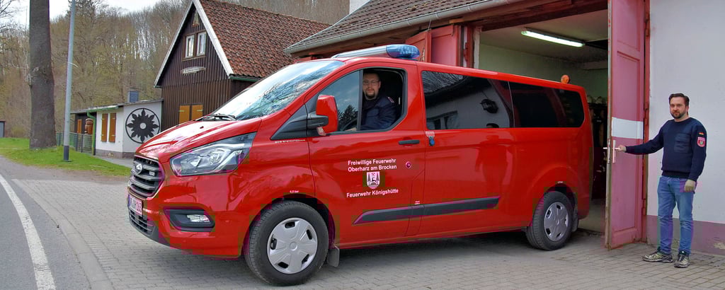 Wenn dieses Löschfahrzeug der Freiwilligen Feuerwehr Königshütte aus der Garage gefahren wird, lässt sich die Tür erst schließen, wenn das Fahrzeug auf der Straße steht. Der Platz vor dem Gebäude ist zu klein, wie Wehrleiter Philipp Flohr (rechts) demonstrieret.