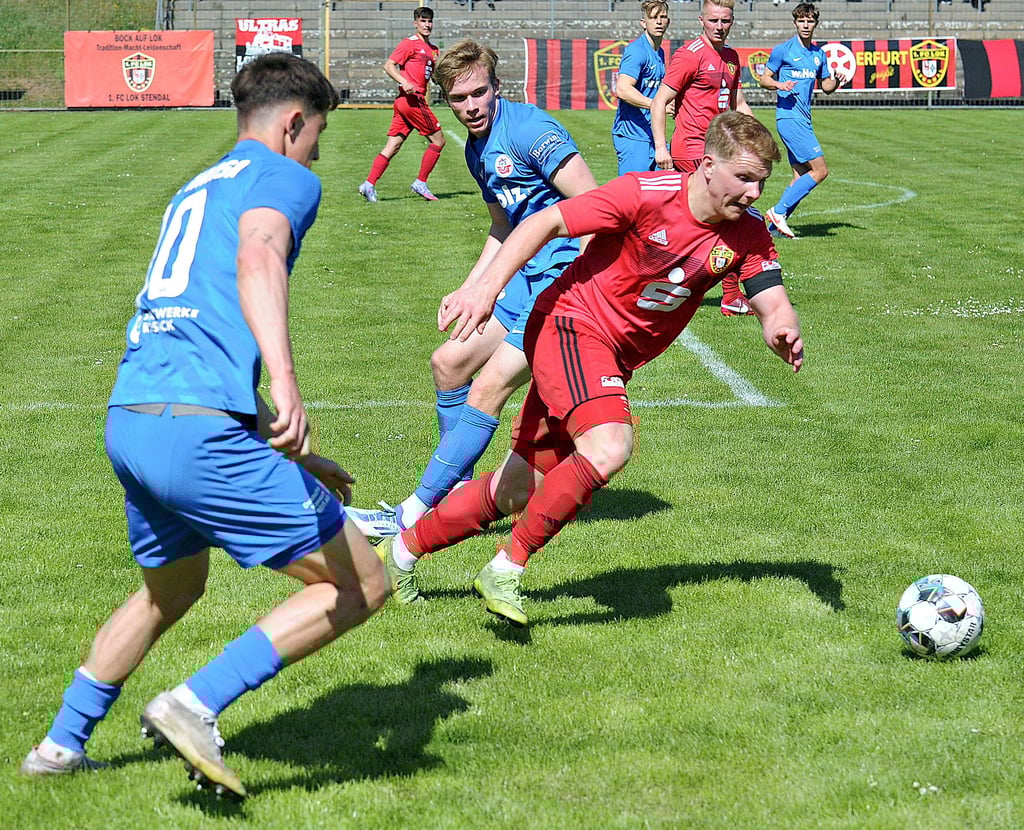 Max Salge (rechts) wehrte sich noch in einigen Szenen gegen die zweistellige Niederlage. Die meisten Lok-Spieler waren aber am gestrigen Sonntag überfordert.