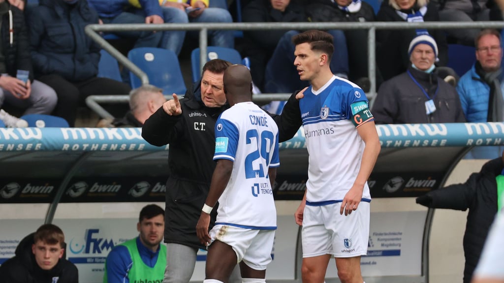Zumindest einer aus diesem Trio wird künftig nicht mehr beim 1. FC Magdeburg sein: Tobias Müller (rechts) wird den Verein um Trainer Christian Titz und Amara Condé verlassen.