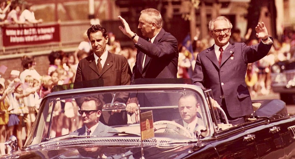Alois Pisnik (l.) auf dem Höhepunkt seiner Laufbahn: Gemeinsam mit DDR-Partei- und Regierungschef Erich Honecker (r.) empfängt er im September 1973 Edward Gerek, damals polnischer Partei- und Regierungschef, zu einem Freundschaftsbesuch in Magdeburg.