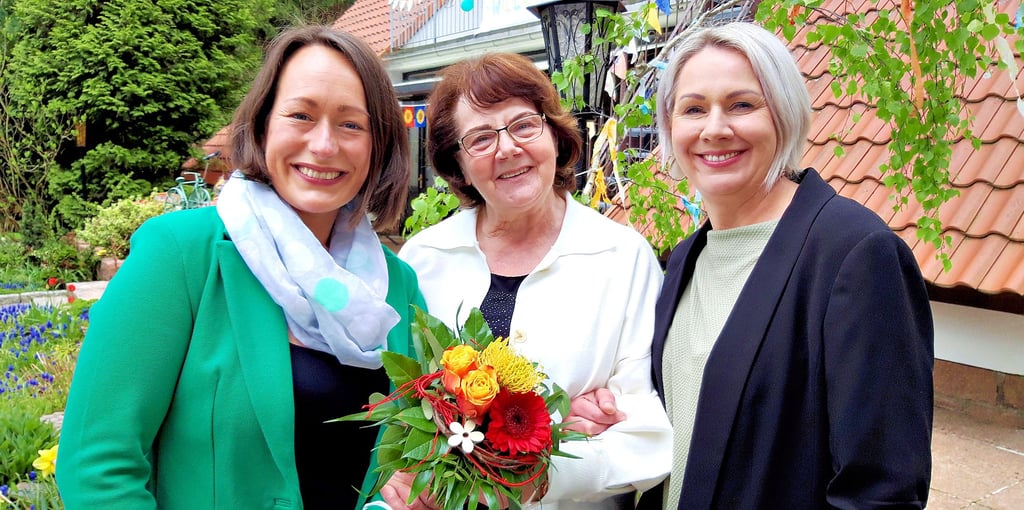 Andrea Funk (Mi.) erhält den Blumenstrauß der Woche, für den sie Antje Hoffmann (li.) und Nancy Facius vorgeschlagen haben.