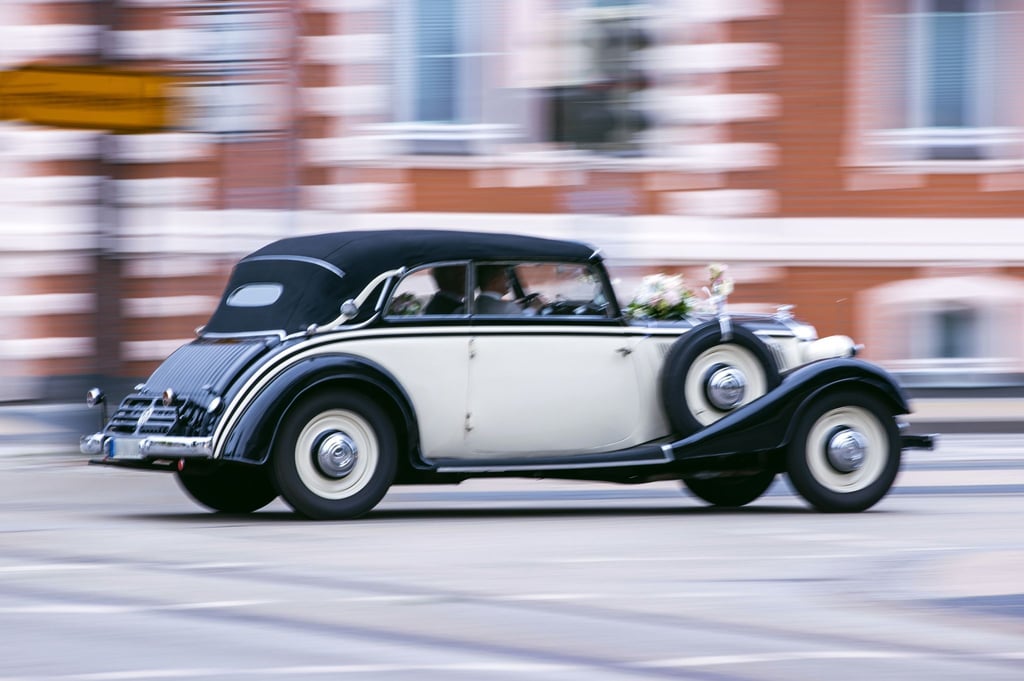 Wer sich für den „schönsten Tag im Leben“ ein ebenso schönes Auto ausleihen will, sollte auch bei Freundschaftsdiensten einiges beachten.