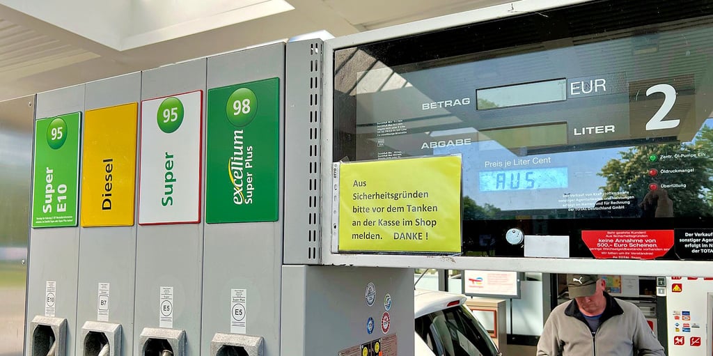 An der Total-Tankstelle in der Dahlener Straßen in Stendal müssen sich Kunden vor dem Tanken im Verkaufsraum melden. Erst dann wird die Zapfsäule freigeschaltet. Seit Beginn des Ukraine-Kriegs und der damit verbundenen höheren Kraftstoffpreise haben Fälle von Tankbetrug zugenommen.