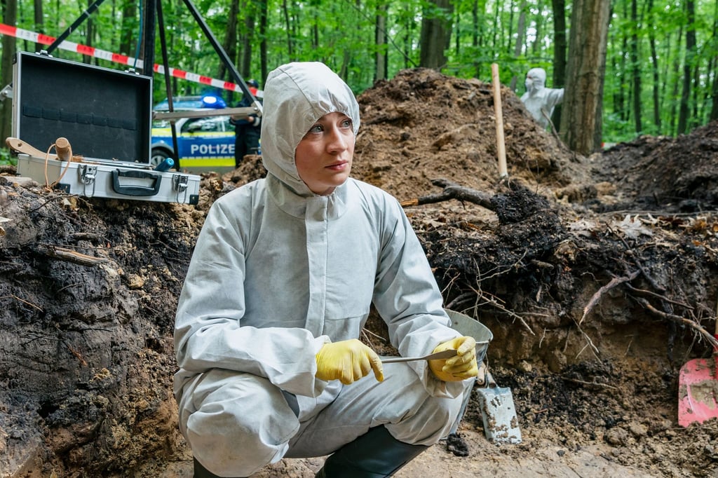 Dr. Theresa Wolff (Nina Gummich) und ihre Kollegen finden eine skelettierte Leiche im Wald.
