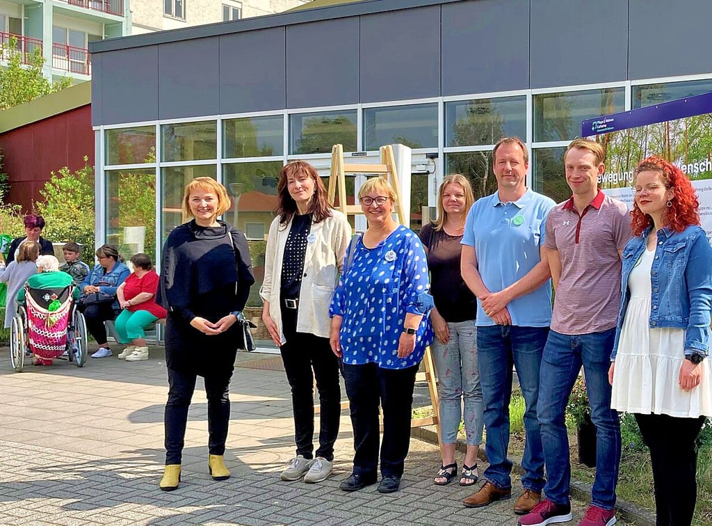 Nachbarschaftsfest im Haus „Pflege und Wohnen Katharina“ in Oranienbaum (v.l.n.r.): Karin Tschernich-Weiske, Kathi Max, Bärbel Spieker, Yvonne Jahn, Maik Strömer, Jan Illmer und Maria Kreisch