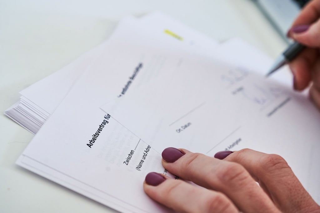 Nur mit eigenhändiger Unterschrift beider Seiten kann ein befristeter Arbeitsvertrag geschlossen werden.