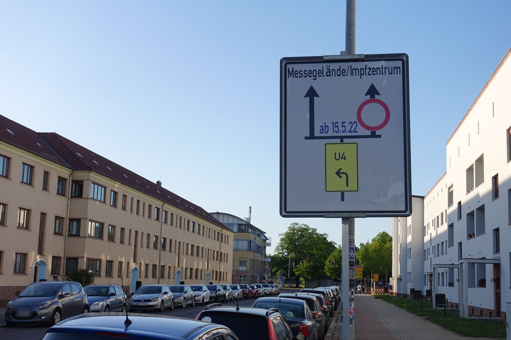 Ein Schild in der Georg-Heidler-Straße in Magdeburg-Brückfeld kündigt eine Umleitung an.