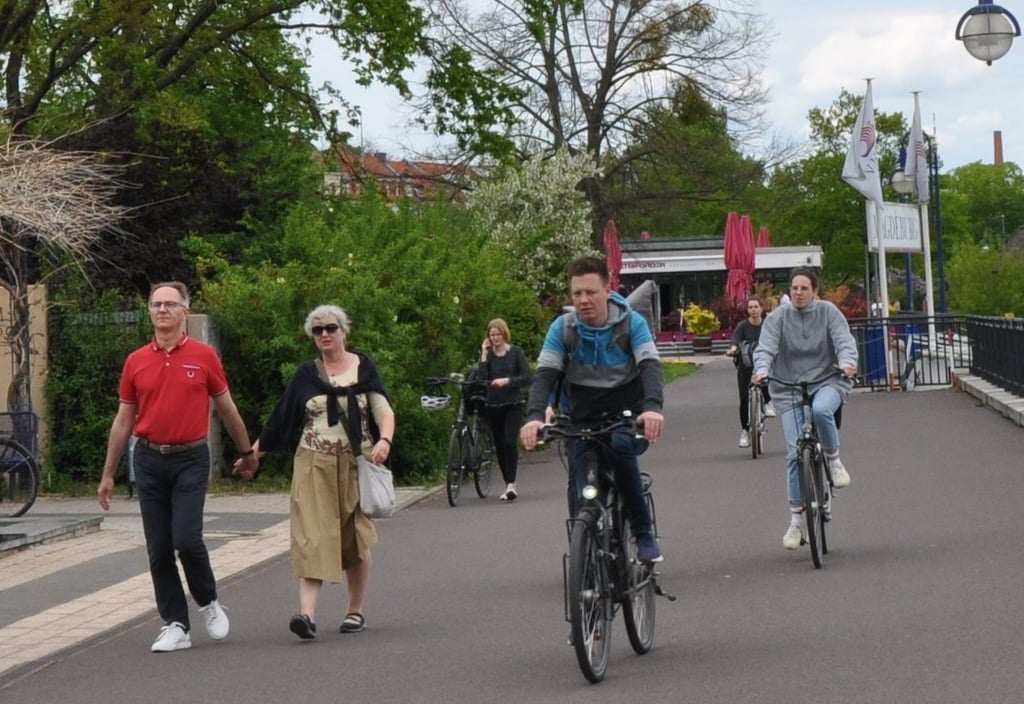 Alltag auf der Elbuferpromenade in Magdeburg: Fußgänger und Radfahrer teilen sich einen Weg. An Schönwetterwochenenden wird’s regelmäßig eng; Konflikte inklusive.