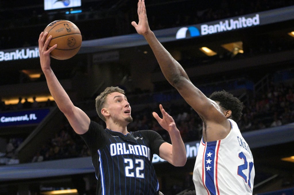 Orlandos Forward Franz Wagner (l) geht vor Philadelphias Center Joel Embiid zum Wurf hoch.