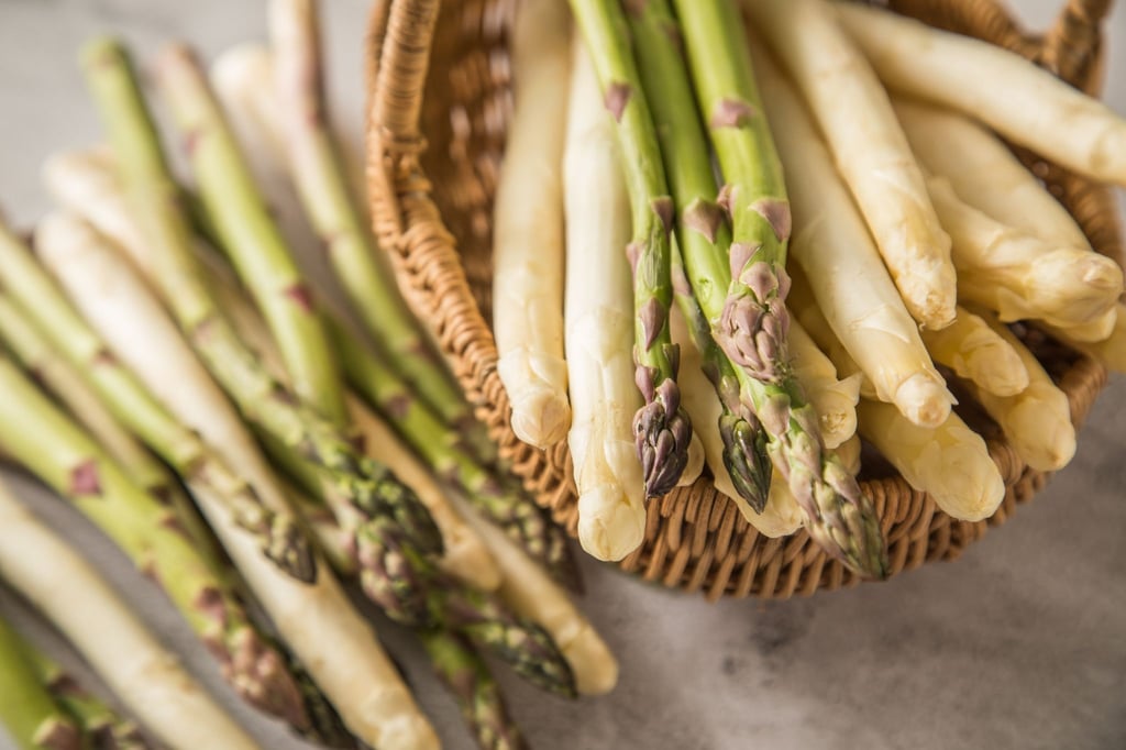 Durch die Vorfreude schmeckt das Edelgemüse gefühlt am Anfang der Spargelsaison am besten. Spargelbauer haben allerdings für die verschiedenen Abschnitte der Saison unterschiedliche Sorten.