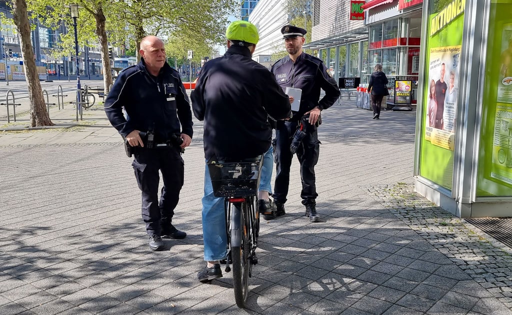 Polizisten ermahnen einen Radfahrer, der im Nordabschnitt des Breiten Weges auf der Fußgängern vorbehaltenen Westseite unterwegs ist. 2021 registrierte die Polizei vier Unfälle im Bereich.