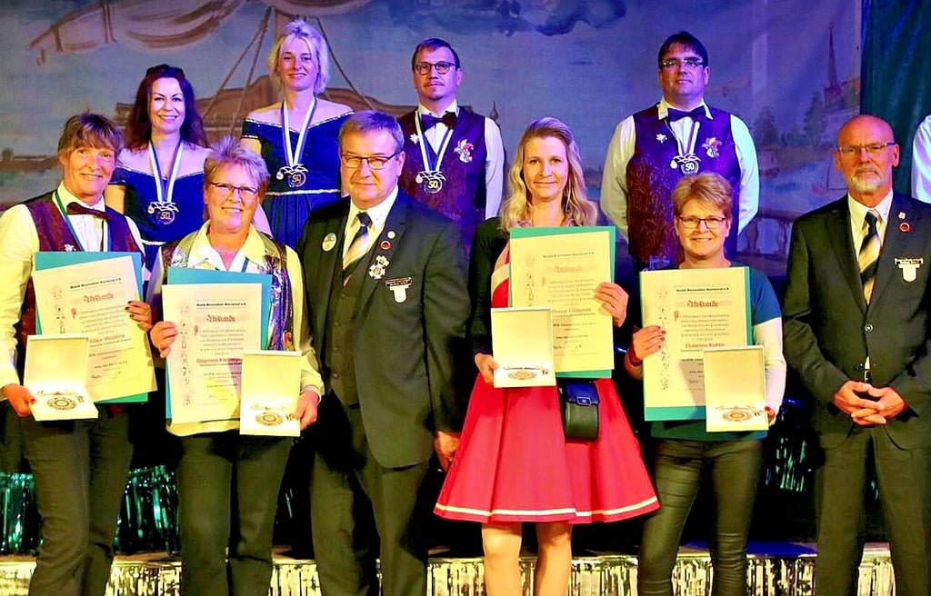 Landespräsident Dirk Vater (vordere Reihe, 3. von links) hat Silke Wolter (links), Dagmar Kranepuhl (daneben), Doreen Rotte (2. von rechts) und Diana Glawon (3. von rechts) mit verschiedenen BDK-Orden für 30, 40 beziehungweise 50 Jahre Vereinsmitgliedschaft im ECV ausgezeichnet.