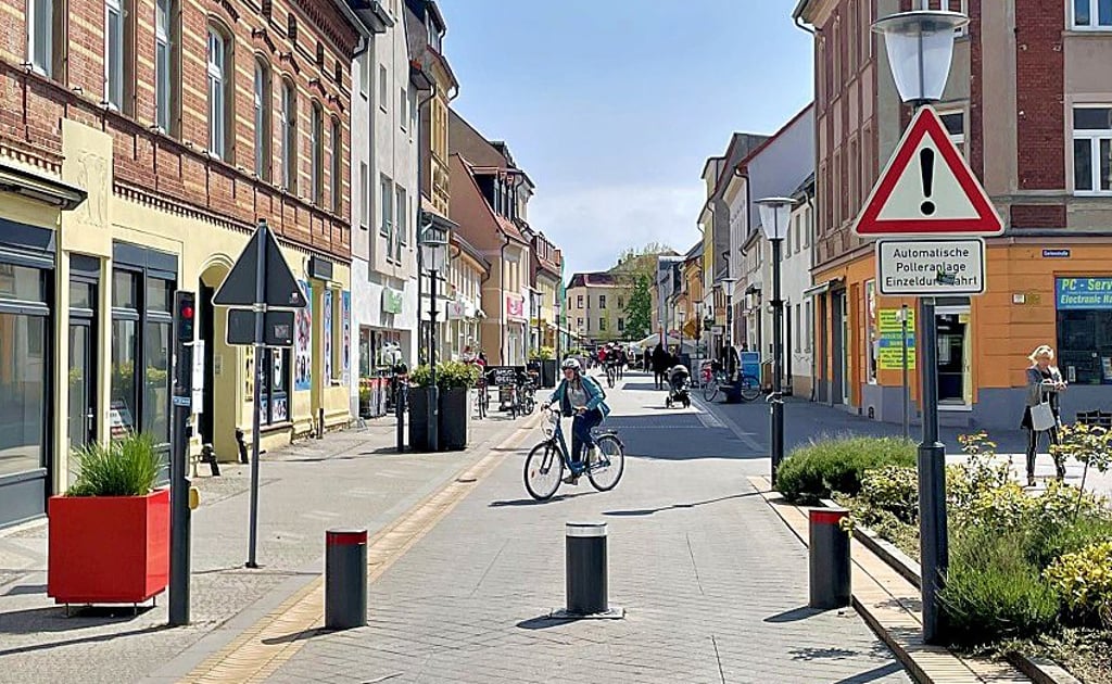 Die Schartauer Straße aus Richtung Gummersbacher Platz. Auf einem Teil der Einkaufsmeile geht es abends ständig laut zu.