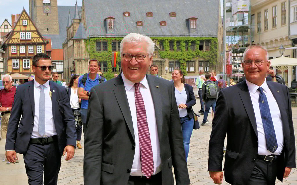 Strahlende Sonne, strahlender Bundespräsident: Frank-Walter Steinmeier mit Quedlinburgs Oberbürgermeister Frank Ruch auf dem Markt.