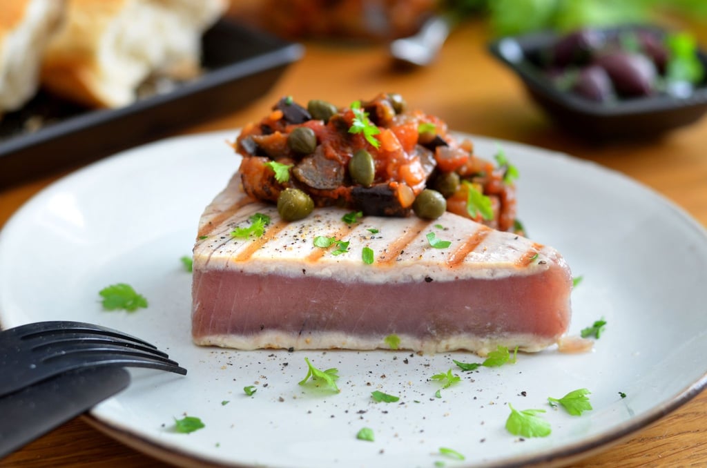 Sieht aus wie ein Stückchen Kuchen, ist aber ein Thunfischsteak in Sushi-Qualität. Es wird gegrillt und mit einer Gemüsepaste serviert.
