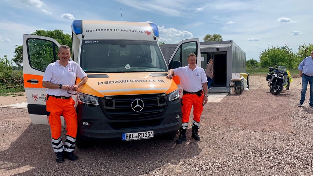 Sie haben gut lachen: Thomas Bayer (links) und Tino Dietrich freuen sich über die neue Rettungswache.