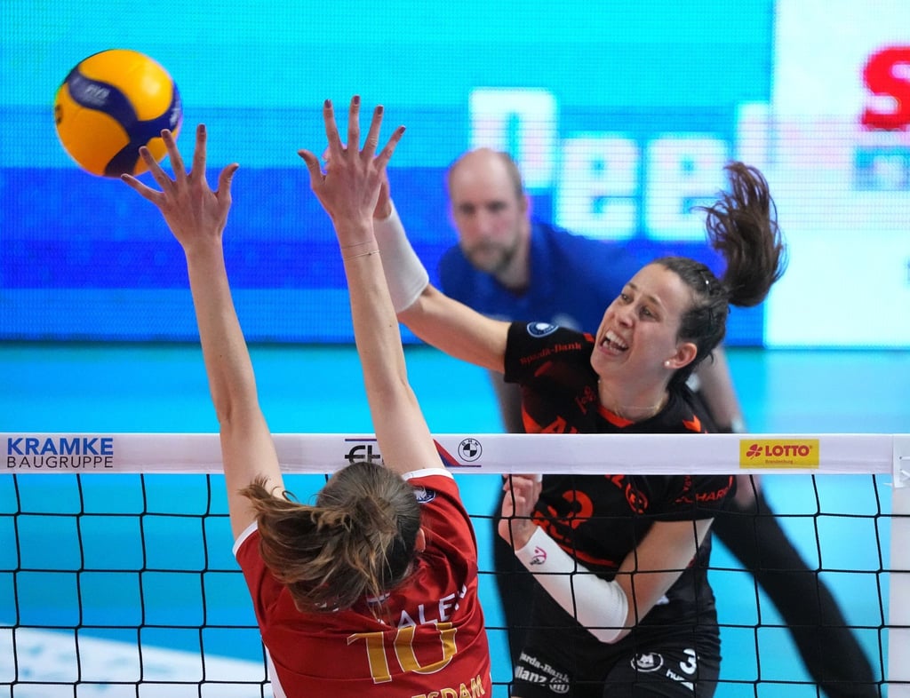 Die Stuttgarterin Maria Palleres (r) schmettert einen Ball übers Netz.